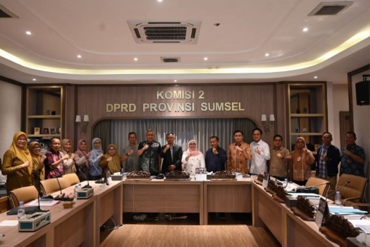 260806102441-komis.jpg